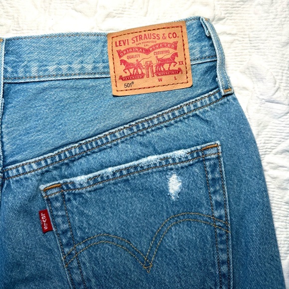 Levi’s 501 denim shorts light wash blue distressed high rise size 28 - Picture 7 of 10